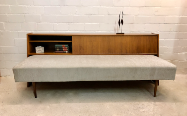 Mid Century Daybed, Sofa 1960's, Regal, aufklappbar, Nussbaum, konische Füße, grau, silber, Bettkasten, ausziehbar, Liege, Büroliege, Vintage