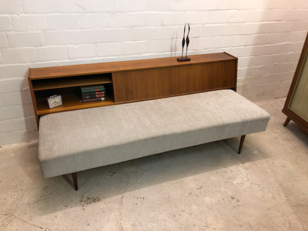 Mid Century Daybed, Sofa 1960's, Regal, aufklappbar, Nussbaum, konische Füße, grau, silber, Bettkasten, ausziehbar, Liege, Büroliege, Vintage