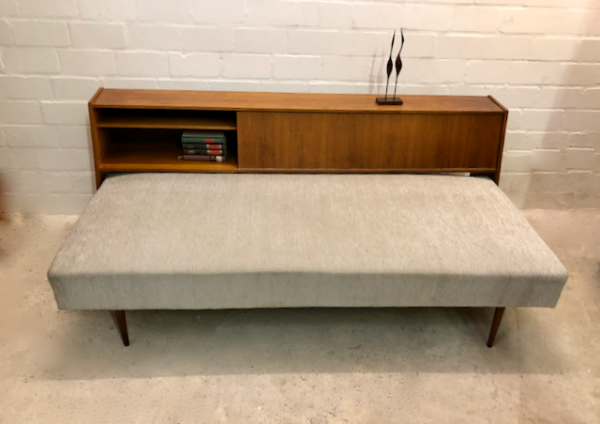 Mid Century Daybed, Sofa 1960's, Regal, aufklappbar, Nussbaum, konische Füße, grau, silber, Bettkasten, ausziehbar, Liege, Büroliege, Vintage