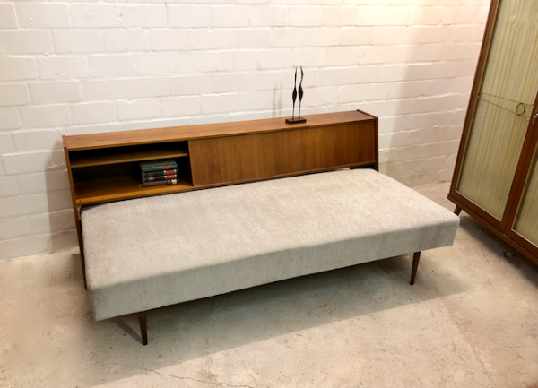 Mid Century Daybed, Sofa 1960's, Regal, aufklappbar, Nussbaum, konische Füße, grau, silber, Bettkasten, ausziehbar, Liege, Büroliege, Vintage