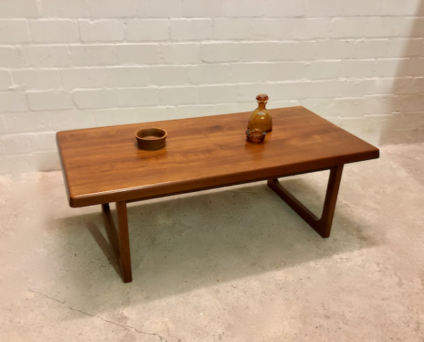 Teak Coffeetable, Couchtisch Niels Bach, Vintage, Mid Century, 1970's, 1960's, Coffe Table, Surfboard, Kufen, abgerundete Ecken, Danish Design, Made in Denmark, Designklassiker