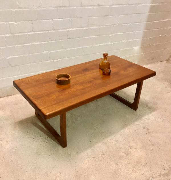 Teak Coffeetable, Couchtisch Niels Bach, Vintage, Mid Century, 1970's, 1960's, Coffe Table, Surfboard, Kufen, abgerundete Ecken, Danish Design, Made in Denmark, Designklassiker