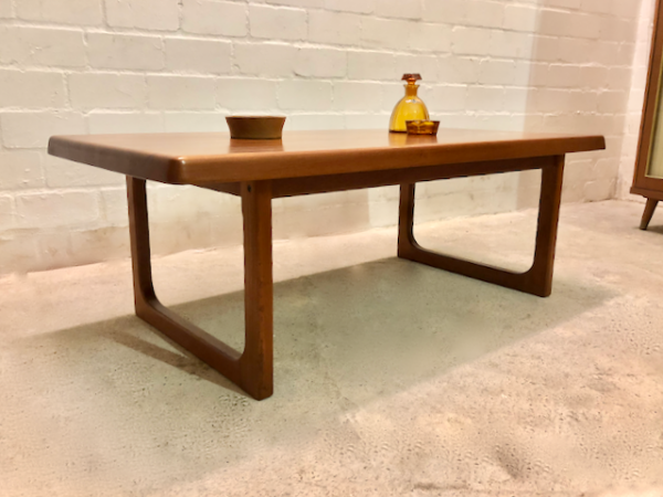 Teak Coffeetable, Couchtisch Niels Bach, Vintage, Mid Century, 1970's, 1960's, Coffe Table, Surfboard, Kufen, abgerundete Ecken, Danish Design, Made in Denmark, Designklassiker