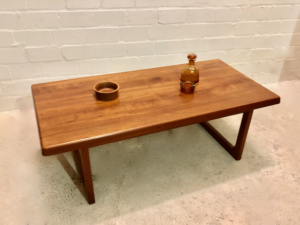 Teak Coffeetable, Couchtisch Niels Bach, Vintage, Mid Century, 1970's, 1960's, Coffe Table, Surfboard, Kufen, abgerundete Ecken, Danish Design, Made in Denmark, Designklassiker