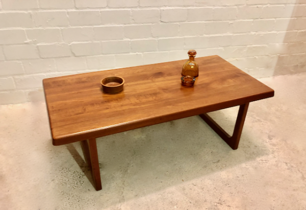 Teak Coffeetable, Couchtisch Niels Bach, Vintage, Mid Century, 1970's, 1960's, Coffe Table, Surfboard, Kufen, abgerundete Ecken, Danish Design, Made in Denmark, Designklassiker