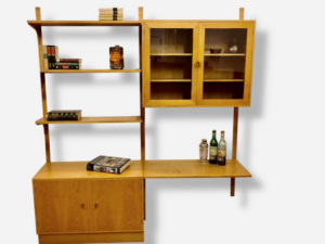 Danish Design Regalwand, HG Furniture, 1970's, Eiche, helles Holz, Bücherregal, Vitrine, Schrank, Mid Century, Made in Denmark, Rud Thygesen, Johnny Sørensen, Regalböden, Glastüren, Wandregal, 1960's, Designklassiker