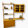 Danish Design Regalwand, HG Furniture, 1970's, Eiche, helles Holz, Bücherregal, Vitrine, Schrank, Mid Century, Made in Denmark, Rud Thygesen, Johnny Sørensen, Regalböden, Glastüren, Wandregal, 1960's, Designklassiker