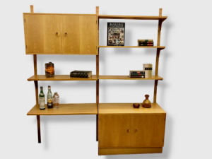 Danish Design Regalwand, HG Furniture, 1970's, Eiche, helles Holz, Bücherregal, Schrank, Mid Century, Made in Denmark, Rud Thygesen, Johnny Sørensen, Regalböden, Wandregal, 1960's, Designklassiker