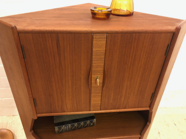 Mid Century Bar-Ecksckrank, 1960's, Teakholz, Teak, Vintage, 1970's, Danish Design, Made in Denmark, Minibar, Barfach, Schubladen, verschließbar, Highboard, Sideboard, Anrichte, Eckanrichte