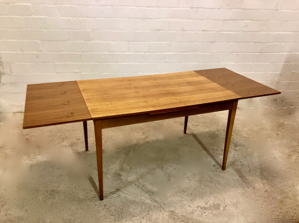 Vintage Dining Table, Nussbaum 1970's, ausziehbar, Echtholz-Furnier, konische Beine, Mid Century, 1960's, Design, Küchentisch