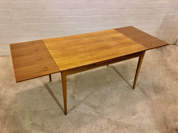 Vintage Dining Table, Nussbaum 1970's, ausziehbar, Echtholz-Furnier, konische Beine, Mid Century, 1960's, Design, Küchentisch