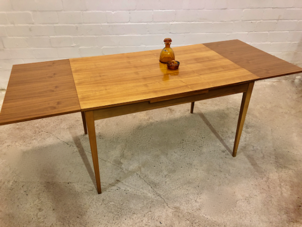 Vintage Dining Table, Nussbaum 1970's, ausziehbar, Echtholz-Furnier, konische Beine, Mid Century, 1960's, Design, Küchentisch