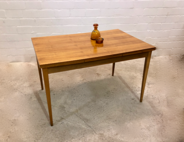 Vintage Dining Table, Nussbaum 1970's, ausziehbar, Echtholz-Furnier, konische Beine, Mid Century, 1960's, Design, Küchentisch