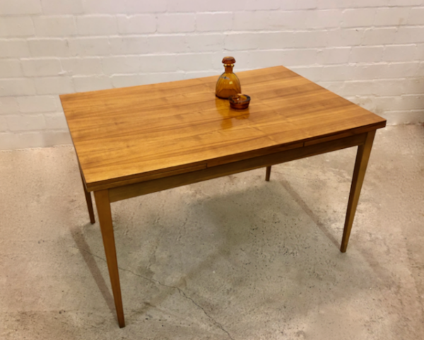 Vintage Dining Table, Nussbaum 1970's, ausziehbar, Echtholz-Furnier, konische Beine, Mid Century, 1960's, Design, Küchentisch