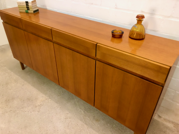 Vintage Sideboard, Nussbaum, 1970's, GE-EL, schlicht, grifflos, Schubladen, Türen, helles Holz, Mid Century, Design, Klassiker