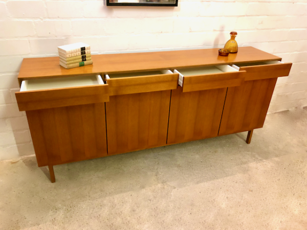 Vintage Sideboard, Nussbaum, 1970's, GE-EL, schlicht, grifflos, Schubladen, Türen, helles Holz, Mid Century, Design, Klassiker