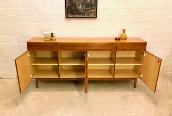 Vintage Sideboard, Nussbaum, 1970's, GE-EL, schlicht, grifflos, Schubladen, Türen, helles Holz, Mid Century, Design, Klassiker