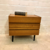 Kleine Schubladenkommode, Teak, 1970's, Vintage, Mid Century, Flurkommode, Nachtschrank, Sideboard, Danish Design, hellbraun, 1960's, konische schwarze Beine, Designklassiker, Mid Century Modern