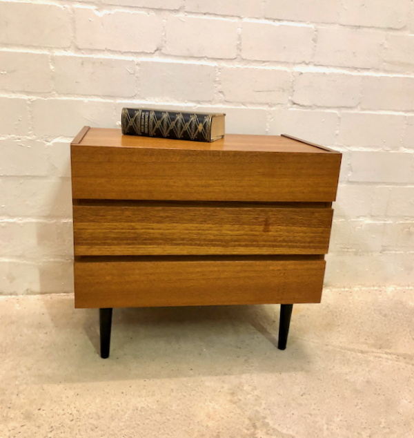 Kleine Schubladenkommode, Teak, 1970's, Vintage, Mid Century, Flurkommode, Nachtschrank, Sideboard, Danish Design, hellbraun, 1960's, konische schwarze Beine, Designklassiker, Mid Century Modern