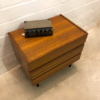 Kleine Schubladenkommode, Teak, 1970's, Vintage, Mid Century, Flurkommode, Nachtschrank, Sideboard, Danish Design, hellbraun, 1960's, konische schwarze Beine, Designklassiker, Mid Century Modern