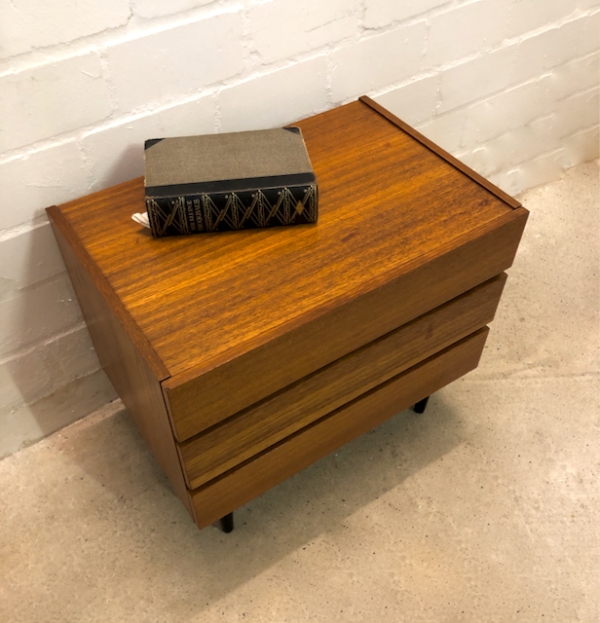 Kleine Schubladenkommode, Teak, 1970's, Vintage, Mid Century, Flurkommode, Nachtschrank, Sideboard, Danish Design, hellbraun, 1960's, konische schwarze Beine, Designklassiker, Mid Century Modern