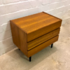 Kleine Schubladenkommode, Teak, 1970's, Vintage, Mid Century, Flurkommode, Nachtschrank, Sideboard, Danish Design, hellbraun, 1960's, konische schwarze Beine, Designklassiker, Mid Century Modern