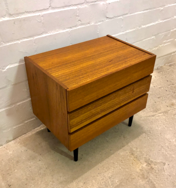 Kleine Schubladenkommode, Teak, 1970's, Vintage, Mid Century, Flurkommode, Nachtschrank, Sideboard, Danish Design, hellbraun, 1960's, konische schwarze Beine, Designklassiker, Mid Century Modern