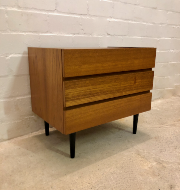 Kleine Schubladenkommode, Teak, 1970's, Vintage, Mid Century, Flurkommode, Nachtschrank, Sideboard, Danish Design, hellbraun, 1960's, konische schwarze Beine, Designklassiker, Mid Century Modern