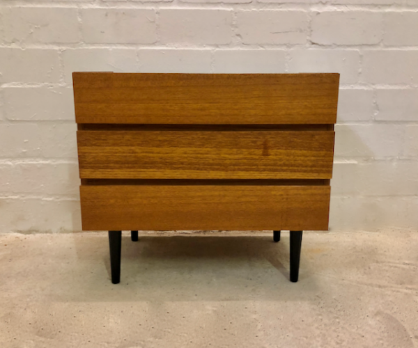 Kleine Schubladenkommode, Teak, 1970's, Vintage, Mid Century, Flurkommode, Nachtschrank, Sideboard, Danish Design, hellbraun, 1960's, konische schwarze Beine, Designklassiker, Mid Century Modern