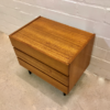 Kleine Schubladenkommode, Teak, 1970's, Vintage, Mid Century, Flurkommode, Nachtschrank, Sideboard, Danish Design, hellbraun, 1960's, konische schwarze Beine, Designklassiker, Mid Century Modern