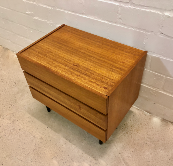 Kleine Schubladenkommode, Teak, 1970's, Vintage, Mid Century, Flurkommode, Nachtschrank, Sideboard, Danish Design, hellbraun, 1960's, konische schwarze Beine, Designklassiker, Mid Century Modern