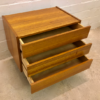 Kleine Schubladenkommode, Teak, 1970's, Vintage, Mid Century, Flurkommode, Nachtschrank, Sideboard, Danish Design, hellbraun, 1960's, konische schwarze Beine, Designklassiker, Mid Century Modern