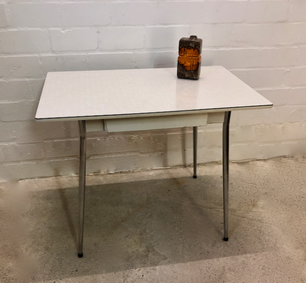 Resopal Küchentisch, 1960's, mit Schublade, klein, kompakt, verchromte Beine, weiß, Vintage, Mid Century, Rockabilly, Designklassiker, true Vintage