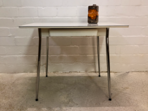 Resopal Küchentisch, 1960's, mit Schublade, klein, kompakt, verchromte Beine, weiß, Vintage, Mid Century, Rockabilly, Designklassiker, true Vintage
