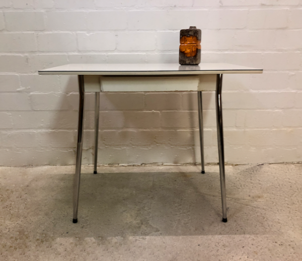 Resopal Küchentisch, 1960's, mit Schublade, klein, kompakt, verchromte Beine, weiß, Vintage, Mid Century, Rockabilly, Designklassiker, true Vintage