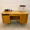 Mid Century Desk, Schreibtisch 1960's, true Vintage, Rüster, Ulme, helles Holz, Danish Design, konische Beine, 5 Schubladen, verschließbar, beidseitig, Bücherfach, Rückseite nutzbar, Designklassiker, 70er Jahre