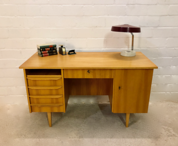 Mid Century Desk, Schreibtisch 1960's, true Vintage, Rüster, Ulme, helles Holz, Danish Design, konische Beine, 5 Schubladen, verschließbar, beidseitig, Bücherfach, Rückseite nutzbar, Designklassiker, 70er Jahre