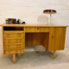 Mid Century Desk, Schreibtisch 1960's, true Vintage, Rüster, Ulme, helles Holz, Danish Design, konische Beine, 5 Schubladen, verschließbar, beidseitig, Bücherfach, Rückseite nutzbar, Designklassiker, 70er Jahre