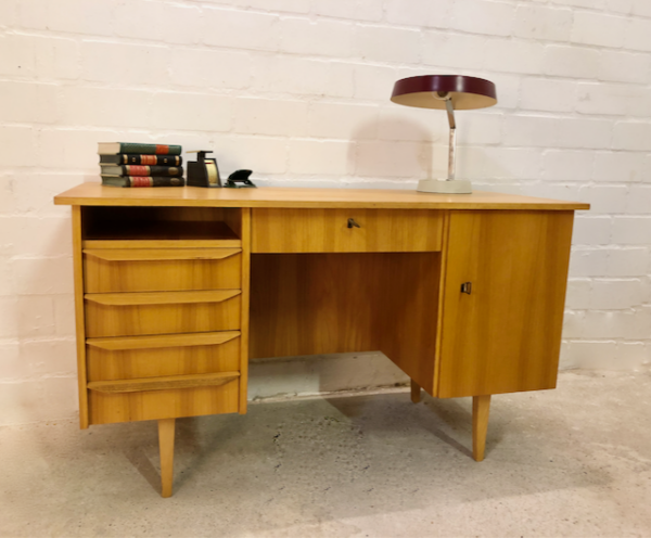 Mid Century Desk, Schreibtisch 1960's, true Vintage, Rüster, Ulme, helles Holz, Danish Design, konische Beine, 5 Schubladen, verschließbar, beidseitig, Bücherfach, Rückseite nutzbar, Designklassiker, 70er Jahre