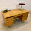Mid Century Desk, Schreibtisch 1960's, true Vintage, Rüster, Ulme, helles Holz, Danish Design, konische Beine, 5 Schubladen, verschließbar, beidseitig, Bücherfach, Rückseite nutzbar, Designklassiker, 70er Jahre