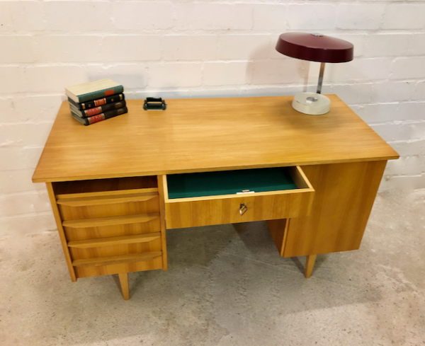 Mid Century Desk, Schreibtisch 1960's, true Vintage, Rüster, Ulme, helles Holz, Danish Design, konische Beine, 5 Schubladen, verschließbar, beidseitig, Bücherfach, Rückseite nutzbar, Designklassiker, 70er Jahre