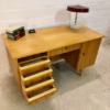 Mid Century Desk, Schreibtisch 1960's, true Vintage, Rüster, Ulme, helles Holz, Danish Design, konische Beine, 5 Schubladen, verschließbar, beidseitig, Bücherfach, Rückseite nutzbar, Designklassiker, 70er Jahre