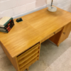 Mid Century Desk, Schreibtisch 1960's, true Vintage, Rüster, Ulme, helles Holz, Danish Design, konische Beine, 5 Schubladen, verschließbar, beidseitig, Bücherfach, Rückseite nutzbar, Designklassiker, 70er Jahre