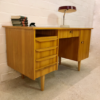 Mid Century Desk, Schreibtisch 1960's, true Vintage, Rüster, Ulme, helles Holz, Danish Design, konische Beine, 5 Schubladen, verschließbar, beidseitig, Bücherfach, Rückseite nutzbar, Designklassiker, 70er Jahre