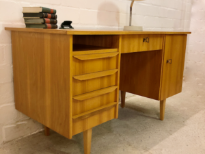 Mid Century Desk, Schreibtisch 1960's, true Vintage, Rüster, Ulme, helles Holz, Danish Design, konische Beine, 5 Schubladen, verschließbar, beidseitig, Bücherfach, Rückseite nutzbar, Designklassiker, 70er Jahre