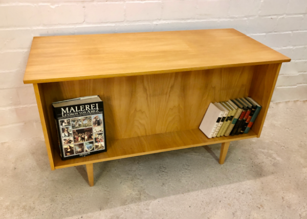 Mid Century Desk, Schreibtisch 1960's, true Vintage, Rüster, Ulme, helles Holz, Danish Design, konische Beine, 5 Schubladen, verschließbar, beidseitig, Bücherfach, Rückseite nutzbar, Designklassiker, 70er Jahre