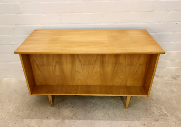 Mid Century Desk, Schreibtisch 1960's, true Vintage, Rüster, Ulme, helles Holz, Danish Design, konische Beine, 5 Schubladen, verschließbar, beidseitig, Bücherfach, Rückseite nutzbar, Designklassiker, 70er Jahre