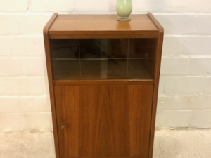 Kleiner Beistellschrank, m. Glasschiebetüren, Nussbaum, braun, 1970's, Maserung, Flurkommode, Vintage, Mid Century, verschließbar, Konsole, Kommode, Klassiker
