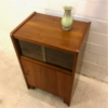 Kleiner Beistellschrank, m. Glasschiebetüren, Nussbaum, braun, 1970's, Maserung, Flurkommode, Vintage, Mid Century, verschließbar, Konsole, Kommode, Klassiker