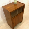 Kleiner Beistellschrank, m. Glasschiebetüren, Nussbaum, braun, 1970's, Maserung, Flurkommode, Vintage, Mid Century, verschließbar, Konsole, Kommode, Klassiker